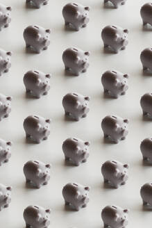 Nahtlose Muster von Sparschweinen über weißem Hintergrund - GCAF00454