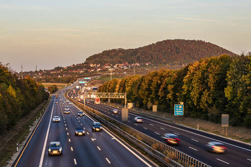 Deutschland, Baden-Württemberg, Aichelberg, Verkehr auf der Bundesautobahn 8 in der Abenddämmerung - WDF07416