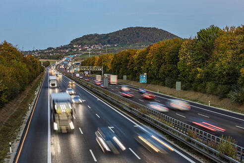 Deutschland, Baden-Württemberg, Aichelberg, Verkehr auf der Bundesautobahn 8 in der Abenddämmerung - WDF07419