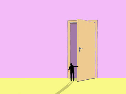 Person öffnet übergroße Tür in der Nähe der rosa Wand - GWAF00366