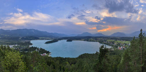 Österreich, Kärnten, Panorama des Faaker Sees in der Abenddämmerung - RUEF04151