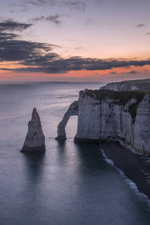 Frankreich, Normandie, Langzeitbelichtung von Falaise dAval und Aiguille dEtretat Felsformation in der Morgendämmerung - RUEF04153