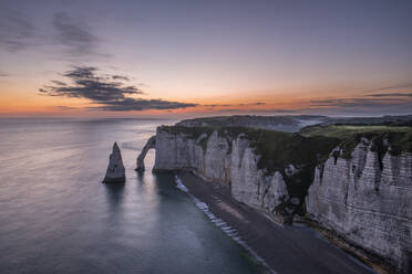 Frankreich, Normandie, Langzeitbelichtung von Falaise dAval und Aiguille dEtretat Felsformation in der Morgendämmerung - RUEF04154