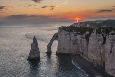 Frankreich, Normandie, Falaise dAval und Aiguille dEtretat Felsformation bei Sonnenaufgang - RUEF04155