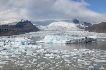 Island, Eisberge im Fjallsarlon-See mit dem Vatnajokull-Gletscher im Hintergrund - RUEF04161