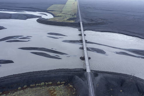 Island, Sudurland, Luftaufnahme der Brücke über den Fluss Gigjukvisl - RUEF04167