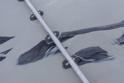 Island, Sudurland, Luftaufnahme der Brücke über den Fluss Gigjukvisl - RUEF04168