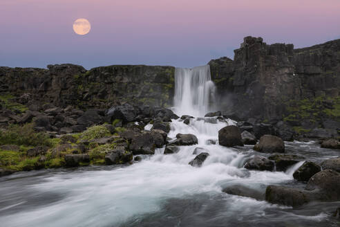 Island, Sudurland, Langzeitbelichtung des Oxararfoss-Wasserfalls in der Abenddämmerung - RUEF04170