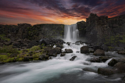 Island, Sudurland, Langzeitbelichtung des Oxararfoss-Wasserfalls in der Abenddämmerung - RUEF04171