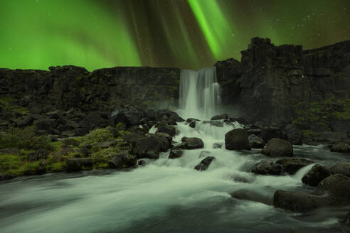 Island, Sudurland, Aurora Borealis über dem Oxararfoss Wasserfall bei Nacht - RUEF04172