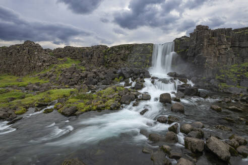 Island, Sudurland, Langzeitbelichtung des Oxararfoss-Wasserfalls - RUEF04173