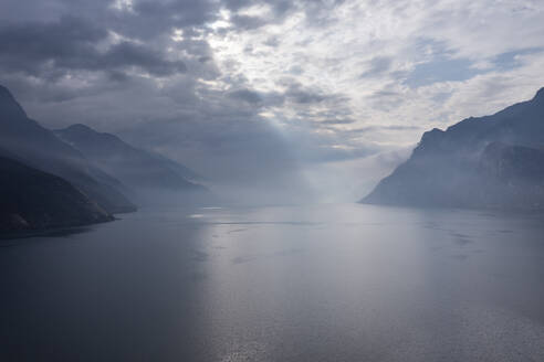 Italien, Trentino-Südtirol, Luftaufnahme des bewölkten Himmels über dem Gardasee - RUEF04178