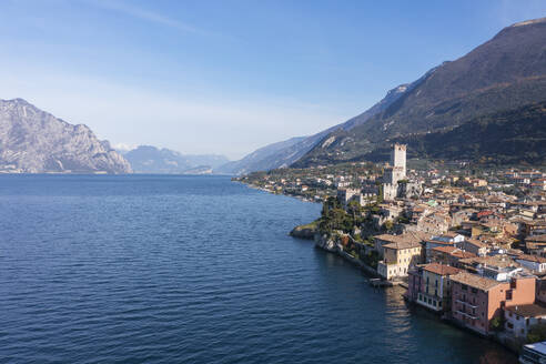 Italien, Malcesine, Luftaufnahme der Stadt am Ufer des Gardasees - RUEF04179