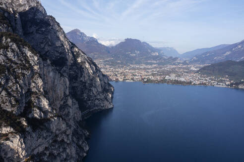 Italien, Trentino-Südtirol, Riva del Garda, Luftaufnahme der Stadt am Ufer des Gardasees - RUEF04180