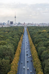Deutschland, Berlin, Mehrspurige Autobahn von der Siegessäule aus gesehen - NGF00804