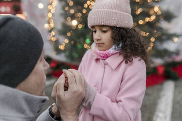 Vater tröstet Tochter auf dem Weihnachtsmarkt - VIVF01115