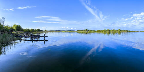 Chiemsee unter blauem Himmel in Bayern, Deutschland - MMAF01491