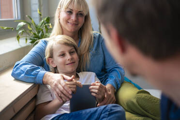 Father spending leisure time with family at home - JOSEF21521