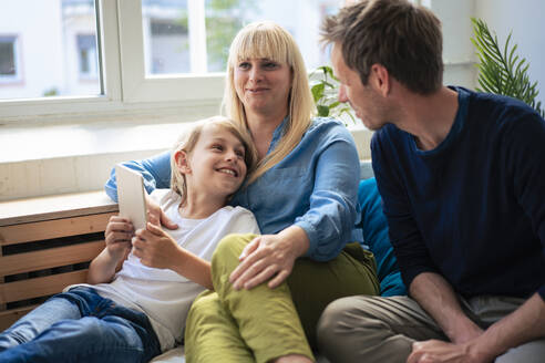 Glückliche Familie genießt die Freizeit zu Hause - JOSEF21527