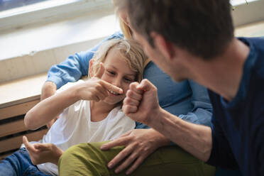 Vater und Sohn gestikulieren und haben Spaß zusammen zu Hause - JOSEF21530