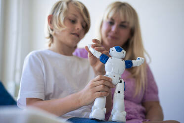 Mother and son playing with robot at home - JOSEF21581