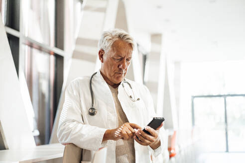 Arzt benutzt Smartphone im Krankenhaus - JOSEF21634