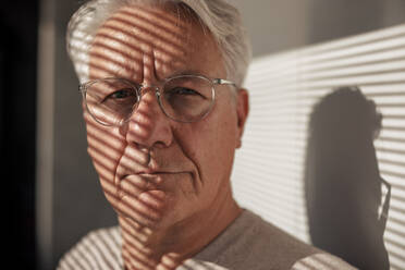 Älterer Mann mit Brille an der Wand - JOSEF21688
