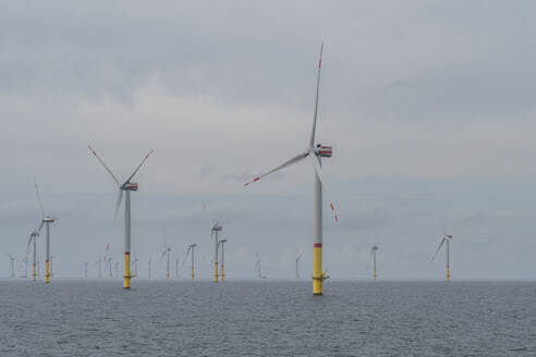 Deutschland, Mecklenburg-Vorpommern, Offshore-Windpark in der Ostsee - KEBF02747