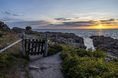 Dänemark, Bornholm, Küstenweg auf der Insel bei Sonnenuntergang - KEBF02759