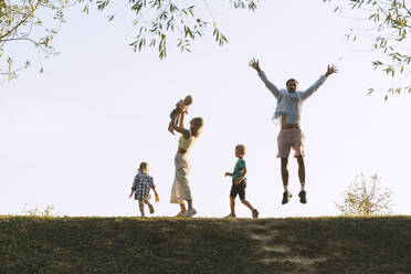 Fröhliche Familie hat Spaß im Park - NDEF01278