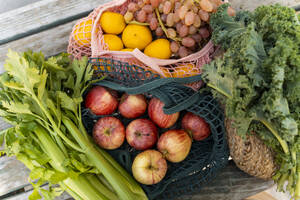 Netztaschen mit Bio-Obst und -Gemüse auf dem Bauernmarkt - NDEF01310
