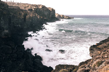 Küstenklippen mit über Felsen brechenden Wellen - MMPF00984
