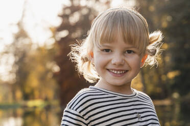 Smiling cute blond girl on sunny day - NDEF01356