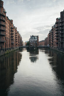 Kanal inmitten der Speicherstadt in Hamburg, Deutschland - MMPF00997