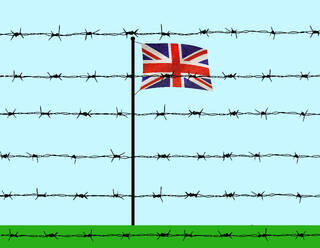 Britische Flagge hinter Stacheldraht unter blauem Himmel - GWAF00374