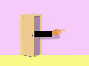 Zeigender Finger aus der offenen Tür vor rosa Hintergrund - GWAF00381