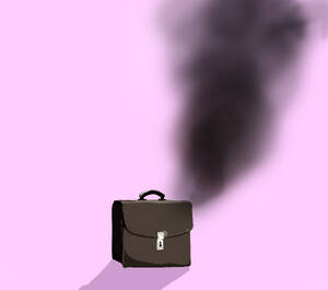 Aktenkoffer mit Rauchentwicklung vor rosa Hintergrund - GWAF00384
