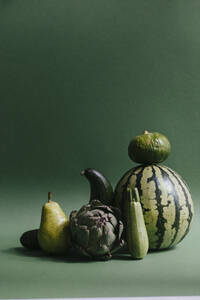 Grünes Obst und Gemüse vor grünem Hintergrund - JUBF00448