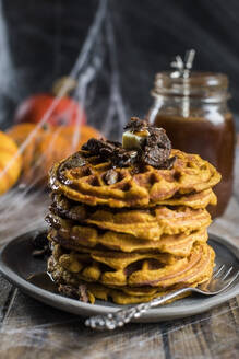 Hausgemachte Kürbisgewürzwaffeln mit karamellisierten Kernen und Sirup - SBDF04659