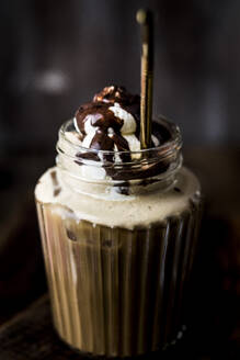 Becher Eiskaffee mit Schlagsahne und Schokoladensauce - SBDF04665