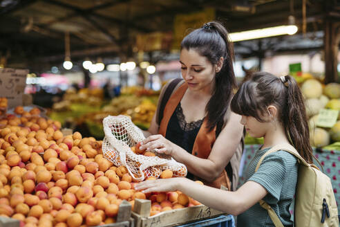 Mutter und Tochter beim Einkaufen von frischem Obst und Gemüse auf dem Stadtmarkt - HAPF03455
