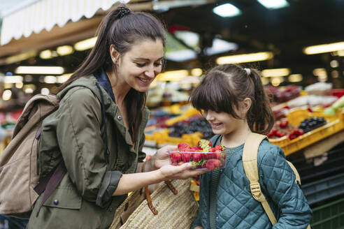 Mutter und Tochter beim Einkaufen von frischem Obst und Gemüse auf dem Stadtmarkt - HAPF03459