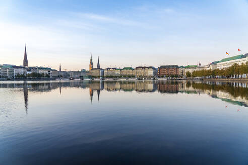 Spiegelung von Gebäuden an der Binnenalster, Hamburg, Deutschland - IHF01819