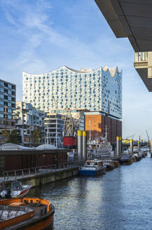 Elbphilharmonie am Sandtorhafen in Hamburg, Deutschland - IHF01823