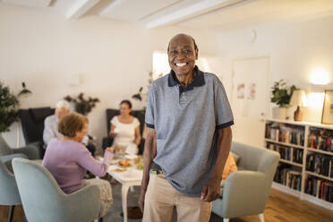 Porträt eines glücklichen älteren Mannes, der im Altersheim steht - MASF40210