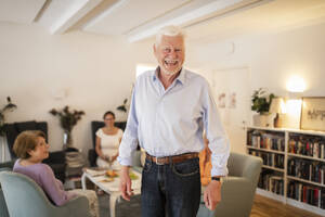 Porträt eines glücklichen älteren Mannes, der im Pflegeheim steht - MASF40211