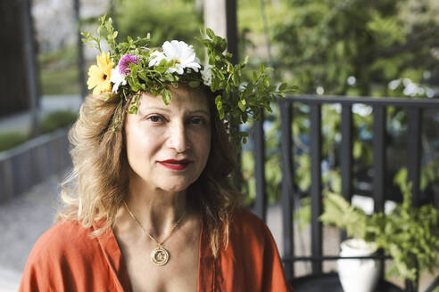 Porträt einer reifen Frau mit Blumen-Diadem während des schwedischen Mittsommerfestes - MASF40374