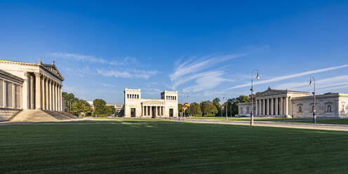 Deutschland, Bayern, München, Königsplatz mit Propyläentor und den Staatlichen Antikensammlungen und der Glyptothek im Hintergrund - WDF07431