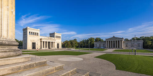 Deutschland, Bayern, München, Königsplatz mit Propyläentor und Glyptothek im Hintergrund - WDF07432