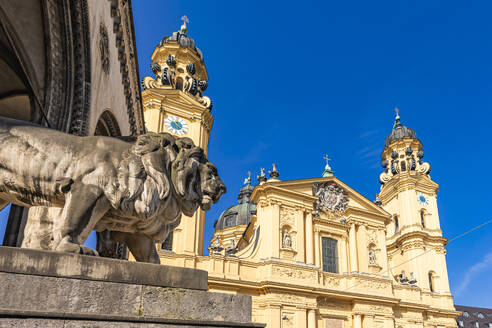 Deutschland, Bayern, München, Löwenskulptur vor der Theatinerkirche - WDF07433